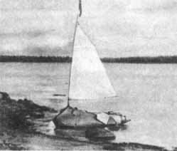 1983 г. Лодка со вторым вариантом парусного вооружения на одном из озер Карелии.