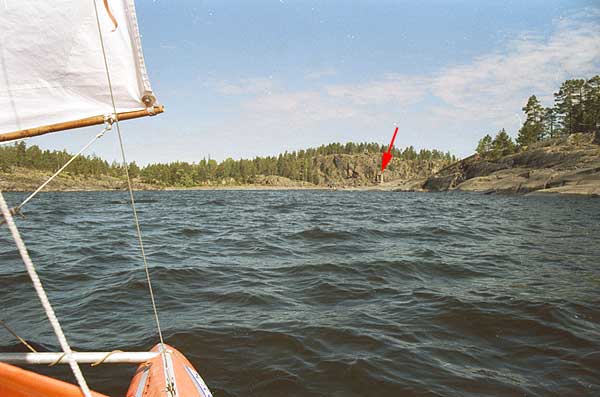Неприметный издали вход в ведущий на север пролив у западного края Путсари (справа). Стрелка смотрит на первую маячную башенку.