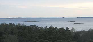 За ближними финскими островами на горизонте синеет Гогланд